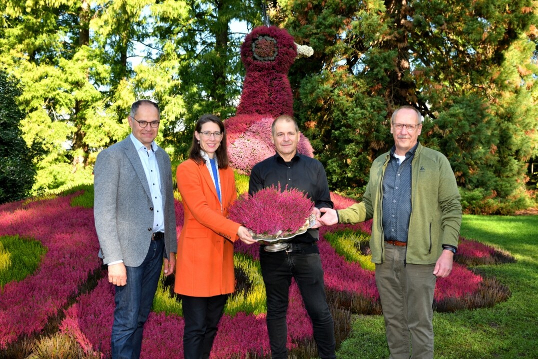 Taufe der Calluna "Paula" auf der Insel Mainau 2022, v.l.n.r.: Mainau-Gartendirektor Markus Zeiler, Bettina Gräfin Bernadotte, Gardengirls®-Geschäftsführer Claus Geißler, Züchter Helmut Hiedl.