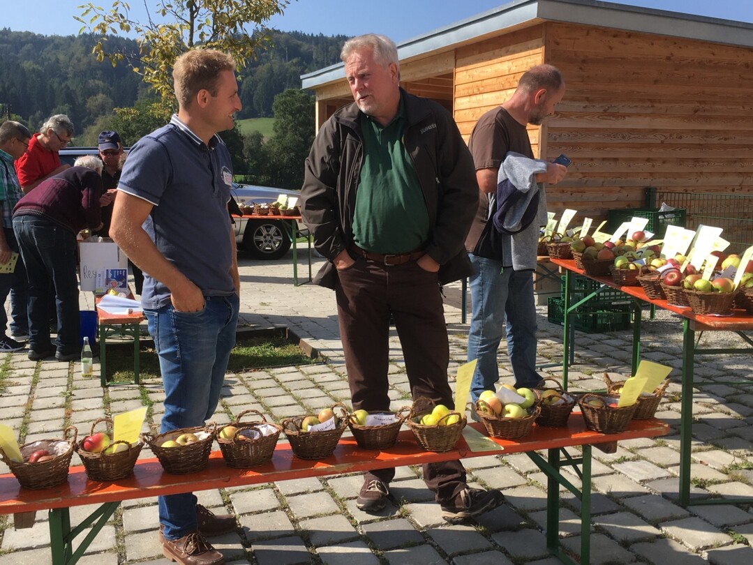 LOGL-Geschäftsführer Rolf Heinzelmann im Gespräch mit Kreisfachberater Jürgen Sittner