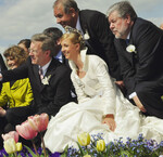 Bundespräsident Christian Wulff (l.) und
Ministerpräsident Kurt Beck genießen die Blütenfülle am Eröffnungstag.