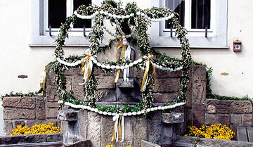 Mit Ostereiern geschmckte Dorfbrunnen erinnern an die alten Bruche