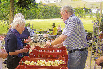 Peter Schell aus Reilingen (r.) bietet seinen Kunden im Juni Spargel in bester Qualitt an