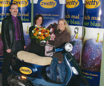 (v.l.n.r.) Alfred Pfister (Marktkontor
Baden), Esther Dworak (frunetti GmbH) und zwettyVespa-Gewinnerin Miriam Heiler