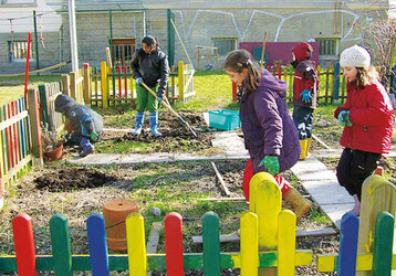 Schler der Falkenhausenschule in Kehl pflanzen im Schulgarten Kruter an
