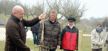 (v.l.n.r.) Karl Blz, Landrat Eininger und Sigrid Jetter bei der Pflanzaktion