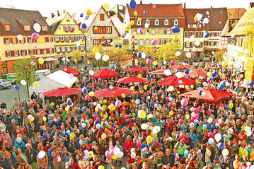Auf dem Marktplatz von hringen luft seit 22. April eine digitale Uhr.