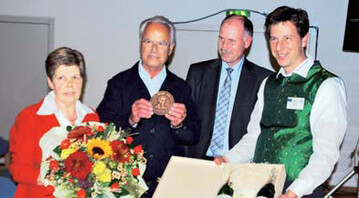 (v.l.n.r.) Rudolf
Thaler mit Frau,
daneben Dr. Konrad
Rhl und Vereinsvorsitzender
Jrg Geiger