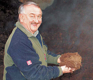 Seniorchef Gregor Ziegler bei der
Qualittskontrolle. 