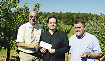 LVEO-Prsident Franz Josef Mller (links) und
Vizeprsident Walter Sllner (rechts) berreichten
Landwirtschaftsminister Alexander Bonde die
Forderungen des Berufstandes zur Untersttzung der betroffenen Obstbauern