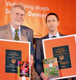 Die Autoren Manfried Kleinau (l.) und Uwe J. Messer mit ihren Preisurkunden