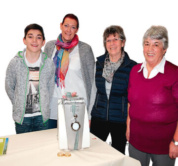 Eine Nudelmaschine konnte Erika Hammel (2.v.r.) aus Eckartsweiler (Hohenlohe) von Seniorchefin Adelinde Hussler (r.) entgegen nehmen. Zusammen mit Tochter Tanja und Enkel Daniel freut sie sich aufs Nudeln machen. Familie Hammel hat einen Sonderkulturbetrieb mit Erdbeeranbau