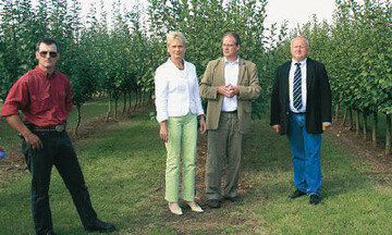 Staatssekretrin Friedlinde Gurr-Hirsch bei der Jubilumsfeier
am 2. September im Reiserschnittgarten
Weinsberg mit Betriebsleiter Lothar Mayer (l.), Jrg Fleischhacker, Geschftsfhrer des Verbands badischer Gartenbaubetriebe e. V. (Mitte) und Vizeprsident
Jochen Rei (r.)