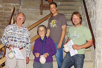 (v.l.n.r): Heinz Kraushaar (2. Platz), Marianne Doster (1. Platz) mit Enkel Kevin Holzmann im Hintergrund und Stefan Kraushaar (3. Platz)
