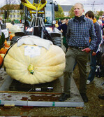 Jos Ghaye (r.) mit seinem Siegerkürbis