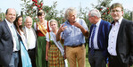 (v.l.) Manfred Lucha, Martin Hahn (beide MdL
Grüne), Regionsvorsitzender Helmut Jäger,
KOB-Mitarbeiter Dr. Ulrich Mayr, Ulrich Müller
(MdL CDU), Hartwig Roth, Vorsitzender
Erzeugergemeinschaft Ravensburg mit Apfelkönigin Dorothee Stotz und den Apfelprinzessinnen