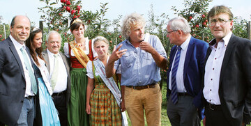 (v.l.) Manfred Lucha, Martin Hahn (beide MdL
Grne), Regionsvorsitzender Helmut Jger,
KOB-Mitarbeiter Dr. Ulrich Mayr, Ulrich Mller
(MdL CDU), Hartwig Roth, Vorsitzender
Erzeugergemeinschaft Ravensburg mit Apfelknigin Dorothee Stotz und den Apfelprinzessinnen