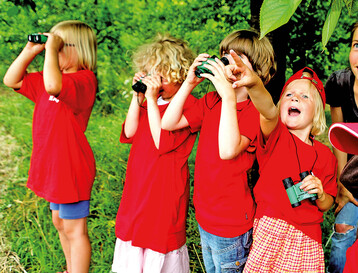 Begeisterte Kinder bei der Schulstunde der Gartenvgel