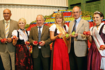 Blicken optimistisch auf die Saison: (v.l.) LVEO-Prsident Franz Josef Mller, Apfelprinzessin
Marina Mhrle, Obstregions-Vorsitzender Helmut Jger, Apfelknigin Sonja Heimgartner, Minister Rudolf Kberle und Apfelprinzessin
Patricia Sauter.