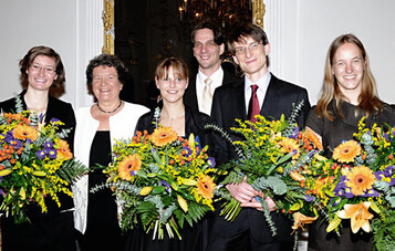 (v.l.n.r.) Julia Neumann (Sonja-Bernadotte-Medaille 2009), Prof. Dr. Dagmar Schipanski (Vorstandsvorsitzende der Stiftung), Juliane Stephan (Sonja-Bernadotte-Medaille 2008), Graf Bjrn Bernadotte (Geschftsfhrendes Vorstandsmitglied
der Stiftung), Dr. Stefan Rter, Dr. Mareike Conrad (Lennart-Bernadotte-Preis 2009/2008)