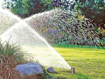 Eine automatische Bewsserung spart Wasser und sorgt im Sommer fr einen grnen Rasen.