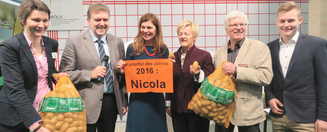 Starkchin Sarah Wiener (3.v.l.) bei der Bekanntgabe der Wahl von Nicola zur Kartoffel des Jahres.