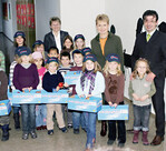 (v.l.n.r.) Schuldirektorin Christa Beck, Staatssekretärin Friedlinde Gurr-Hirsch und Marinko Mociljanin von Firma Früchte Gilb mit Schülern der Kirchgrabenschule, die ein Apfelabonnement haben.