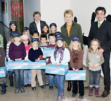 (v.l.n.r.) Schuldirektorin Christa Beck, Staatssekretrin Friedlinde Gurr-Hirsch und Marinko Mociljanin von Firma Frchte Gilb mit Schlern der Kirchgrabenschule, die ein Apfelabonnement haben.