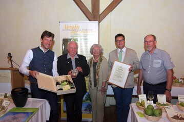Voller Stolz nimmt Walter Schreiweis die Medaille entgegen: (v.l.n.r.) Jrg Geiger, Hermann Schreiweis mit Gattin, Minister fr Lndlichen Raum und Verbraucherschutz in Baden-Wrttemberg Peter Hauk, Dr. Walter Hartmann vom Verein zur Erhaltung alter Obstsorten eV)