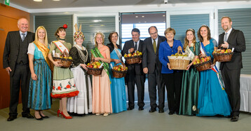 Manfred Nssel (DRV-Prsident), Sigmar Gabriel (Bundesminister fr Wirtschaft und Energie), Christian Schmidt (Bundesminister fr Ernhrung und Landwirtschaft), Dr. Angela Merkel (Bundeskanzlerin) und Dr. Christian Weseloh (Geschftsfhrer BVEO) neben den Apfel- und Bltenkniginnen von (v.l.n.r.) Bodensee, Brandenburg, Altes Land, Sachsen, Meckenheim, Mecklenburg-Vorpommern und Schleswig-Holstein