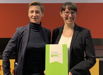 Stolz prsentiert Theresa Petsch die Urkunde. Links neben ihr Katja Splichal, Leiterin des Bereichs Produktion im Verlag. 
