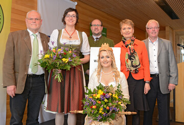 Staatssekretrin Friedlinde Gurr-Hirsch MdL (2.v.r.): Es freut mich ganz besonders, dass mit Ramona Rauch eine Waldknigin gekrnt wurde, die den Wald mit all seinen Facetten bestens kennt