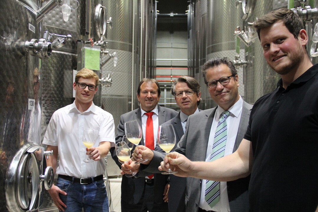v.l.n.r.: Leon Ringleb, Student Wein - Technologie - Management, Prof. Dr. Otto Weidmann, Dr. Dieter Blankenhorn, Minister Peter Hauk, MdL und Christoph Kern bei der Verkostung in der Weinkellerei Wihelm Kern in Kernen-Rommelshausen