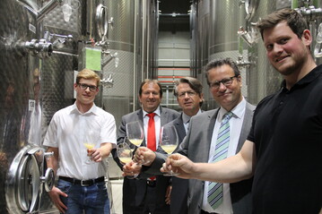 v.l.n.r.: Leon Ringleb, Student Wein - Technologie - Management, Prof. Dr. Otto Weidmann, Dr. Dieter Blankenhorn, Minister Peter Hauk, MdL und Christoph Kern bei der Verkostung in der Weinkellerei Wihelm Kern in Kernen-Rommelshausen