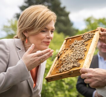Bundesministerin Julia Klckner mit einer Bienenwabe bei Ihrem Besuch des Instituts fr Bienenschutz.