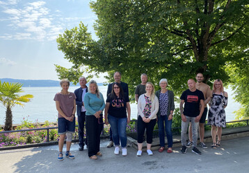 Mainau-Grtnerin Britta Langer (vorne links), Prof. Dr. Helmut-Eberhard Paulus (Vorsitzender des Arbeitskreises Orangerien e. V., hintere Reihe links) und Mainau-Gartendirektor Markus Zeiler (hintere Reihe 2. von links) mit den Referentinnen und Referenten bei der Erffnung des Workshops des Arbeitskreises Orangerien e. V. am 16. Juni 2023 auf der Insel Mainau.