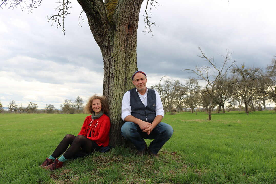 Sophia Philipp und Hannes Bürckmann betreuen die Geschäftsstelle des Hochstamm Deutschland e. V. und organisieren den Tag der Streuobstwiese.