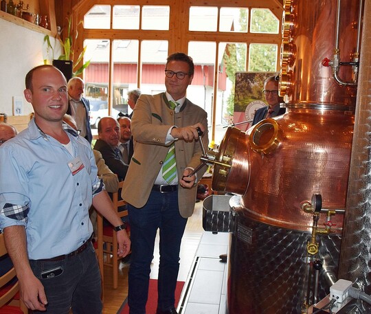 Minister Hauk erffnet die badische Brennsaison in der Brennerei Lhle in Meersburg